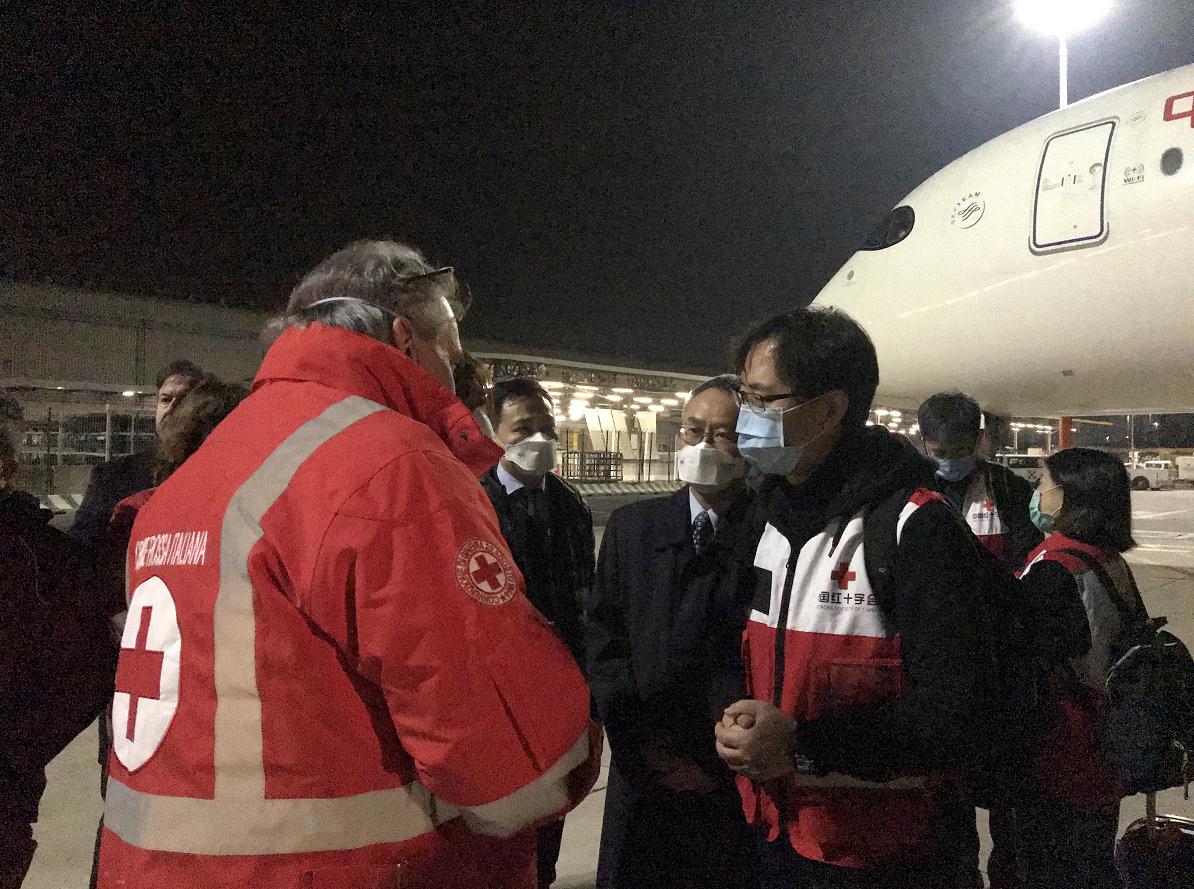 中国派往意大利的防疫专家组成员抵达罗马 