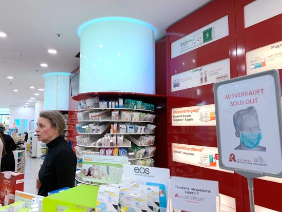 疫情下的德国柏林 口罩、消毒液等被抢购一空