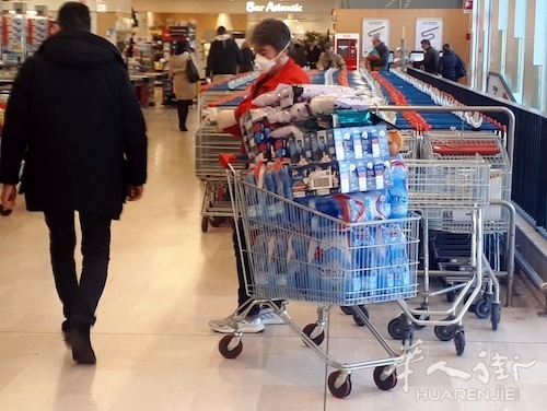 西西里岛一男子新冠病毒确诊还去超市购物被捕，最高判刑12年 